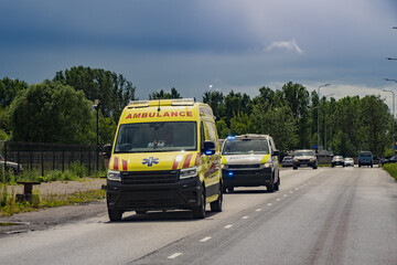 Obraz premium Medical rescue ambulance and law enforcement van navigating urban traffic to reach a destination, representing rapid emergency care and public order