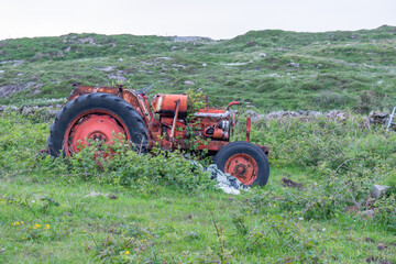 Obraz premium Abandoned Farm Tractor Galway Ireland