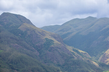 Obraz premium Cloud-Covered Mountain Landscape in Munnar, Kerala