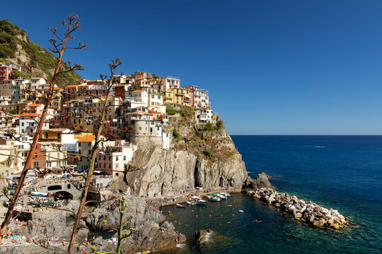 Picturesque coastal village of Manarola, Cinque Terre, Italy.