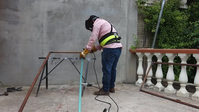 Welder joining iron elements with wire and arc welding