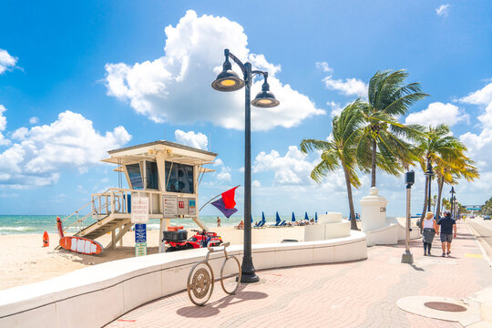 Seafront beach promenade with palm trees on a sunny day in Fort Lauderdale