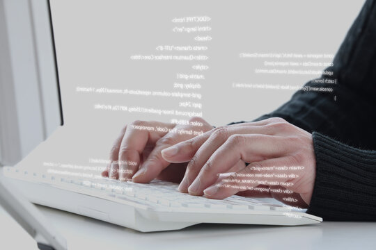 ソースコードをパソコンに打ち込むエンジニアやプログラマーの手元