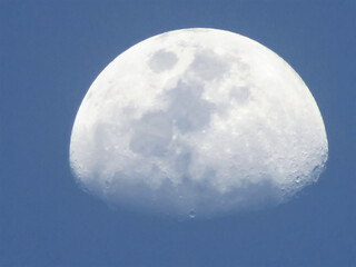 Moonlight over blue evening sky © Wendy_Najwan3020