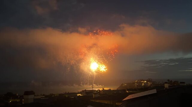 Beautiful 4th of July Fireworks over the Ocean in Laguna Beach, California (real video, not AI) 