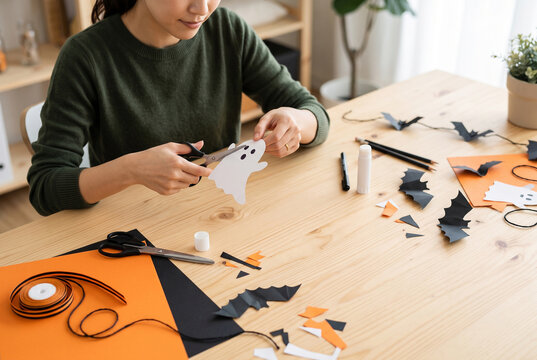 ハロウィンの飾り付けを手作りする女性 Generative AI