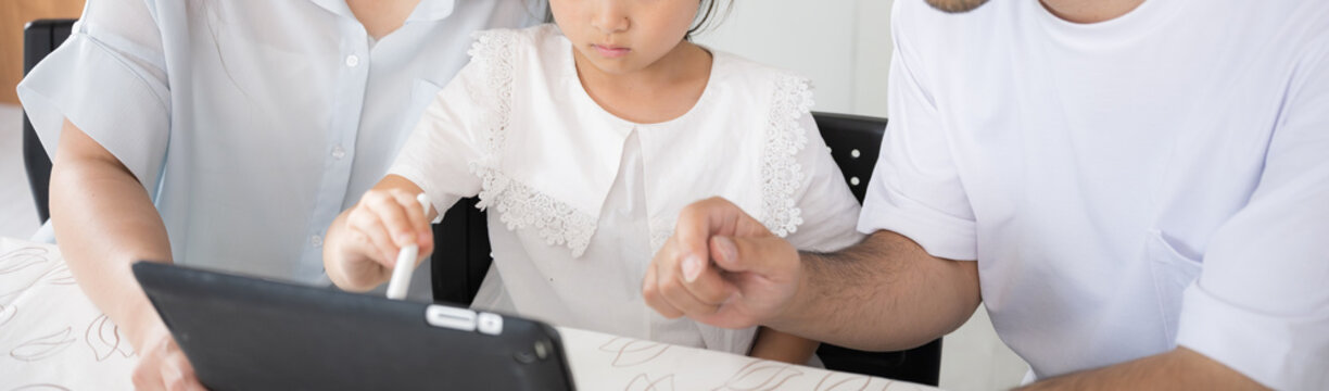 自宅のダイニングやリビングでタブレットを使って家庭学習をする親子3人の家族とデジタル教育のイメージ　顔無しのバナー