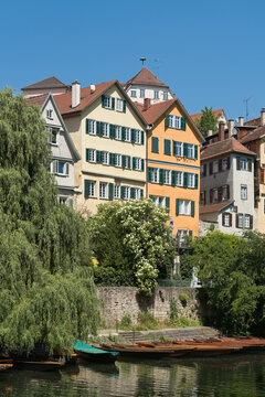 Ansicht historischer H&auml;user der Universit&auml;tsstadt T&uuml;bingen am Ufer des Flusses Neckar mit einigen Stocherk&auml;hnen