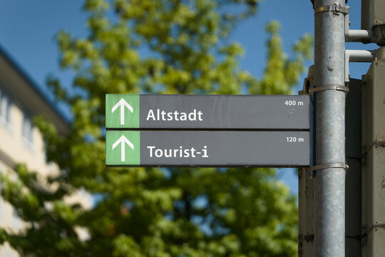 Wegweiser in T&uuml;bingen zeigt die Richtung in die Altstadt und zur Tourist-Information