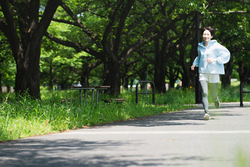 Obraz premium ランニングをする若い女性 スポーツイメージ