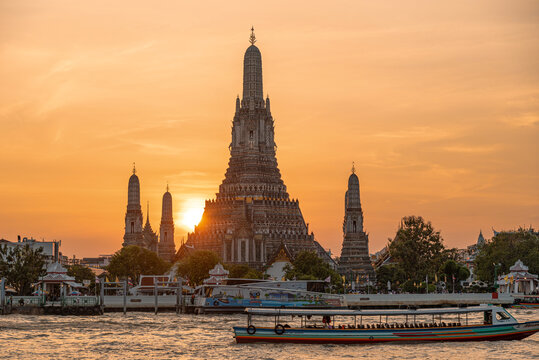 Wat Arun (Temple of Dawn), Historic Buddhist Landmark and Popular Tourist Attraction in Bangkok, Thailand