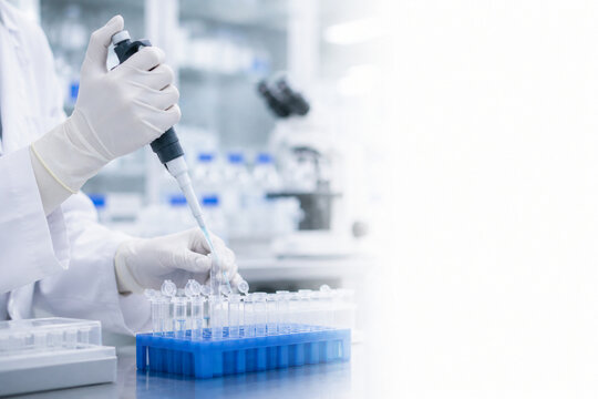 薬品開発,医薬品開発,新薬開発,創薬,製薬会社,製薬,研究開発,研究員,研究者,科学者,ラボ,研究室,実験,臨床試験,治験,医薬品,バイオテクノロジー,ライフサイエンス,分子生物学,細胞培養,遺伝子研究,創薬研究,化学実験,分析,品質管理,試験管,フラスコ,ピペット,顕微鏡,クリーンルーム,白衣,日本人研究者,日本人女性,日本人男性,データ解析,AI創薬,バイオ医薬品,製剤開発,ヘルスケア,医療,