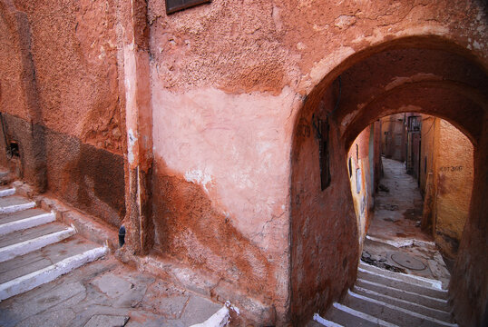 Algeria, Ben Isguen, run-down wall with an arched way and staircase