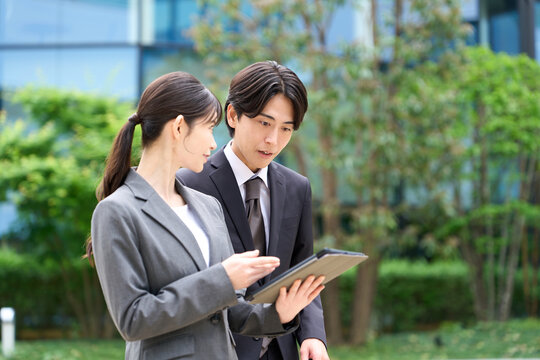 仕事の指導をするビジネスパーソン