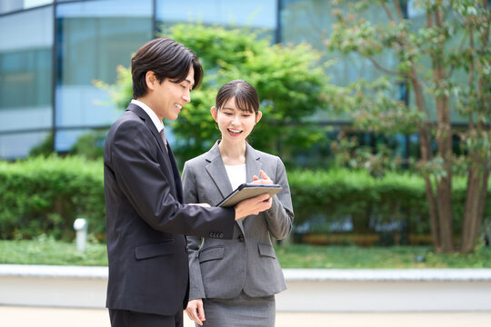 仕事の指導をするビジネスパーソン