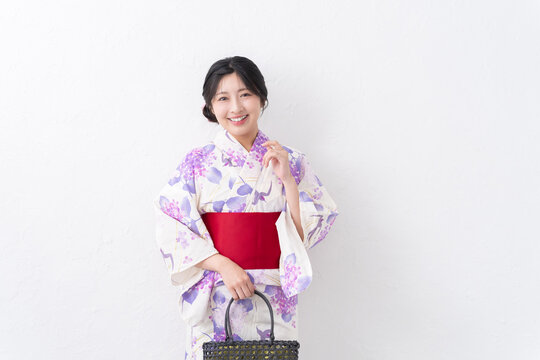 浴衣を着た女性