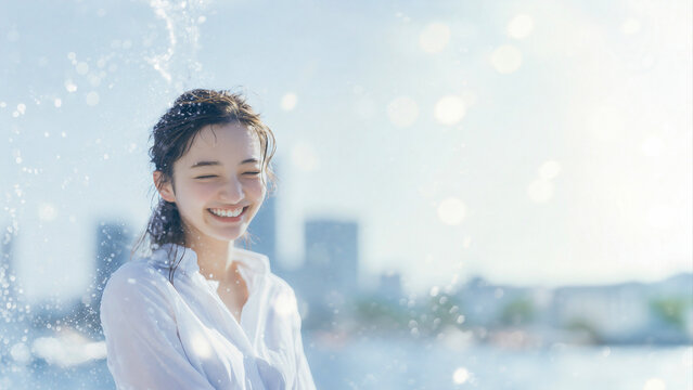 夏の暑さ対策でリフレッシュする笑顔の女性