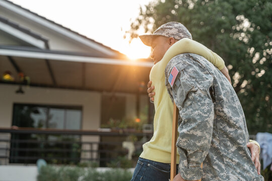 A veteran returning home from battle to see his wife and loved one embraced with affection upon meeting her. The hero, wounded while protecting his country, returned to his loved one to rest.