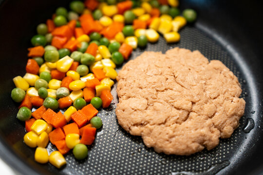 Plant-based foods, foods made from plants, and foods for people who don't eat meat.
