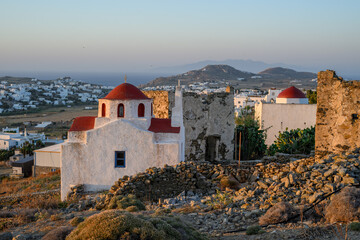 Obraz premium White Church with Red Domes above Ano Mera Village at Golden Hour, Mykonos, Greece