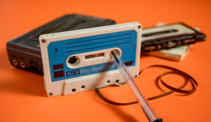 Cinta de cassette antigua con bolígrafo para rebobinar © Alex Manzanares