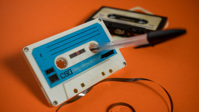 cinta de cassette de color azul con un bol&iacute;grafo para rebobinar