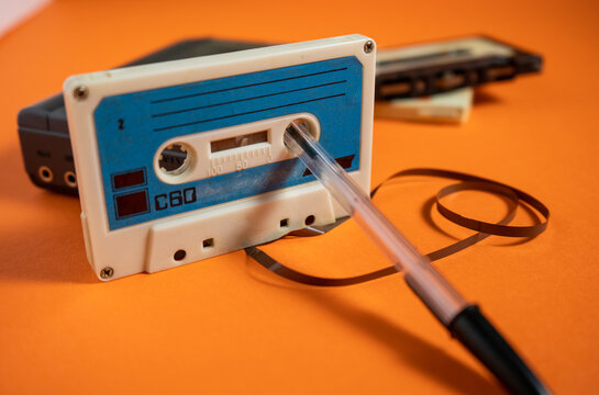Cinta de cassette junto a otras cintas antiguas