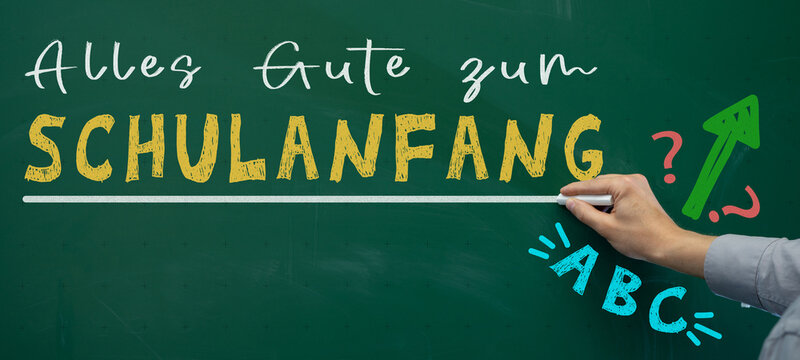 Schulstart Hintergrund Banner - Hand von Lehrer mit Kreide und Schultafel  mit dem deutschen Text, Alles gute zum Schulanfang
