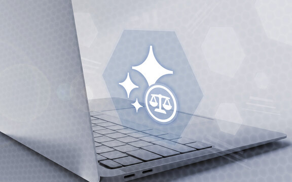 Diese digitale Grafik zeigt ein schwebendes Symbol mit Waage und Glanzlichtern &uuml;ber einer modernen Laptop-Tastatur, was die professionelle Verkn&uuml;pfung von Technologie und Rechtswesen darstellt.