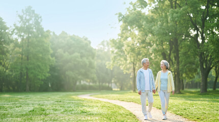 Fototapeta premium Couple Enjoying a Leisurely Walk in a Scenic Park