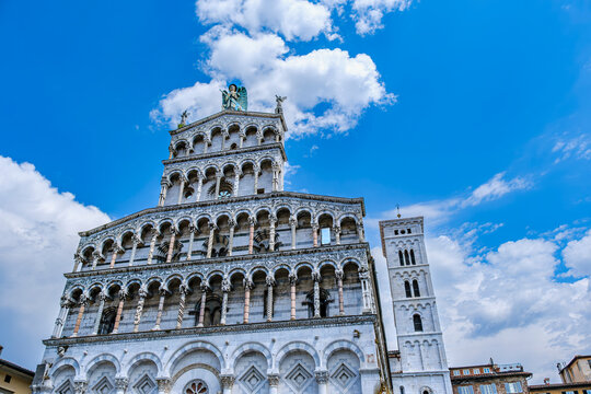 Kirche San Michele in Foro, auf der Piazza San Michele in Lucca, Toskana, Italien.