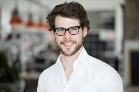 Young businessman wearing glasses, portrait