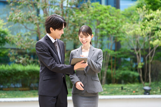 仕事の指導をするビジネスパーソン