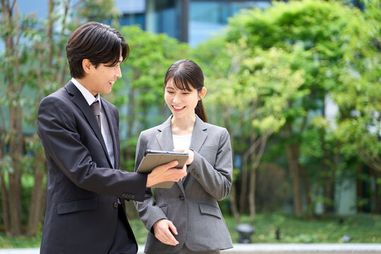 仕事の指導をするビジネスパーソン