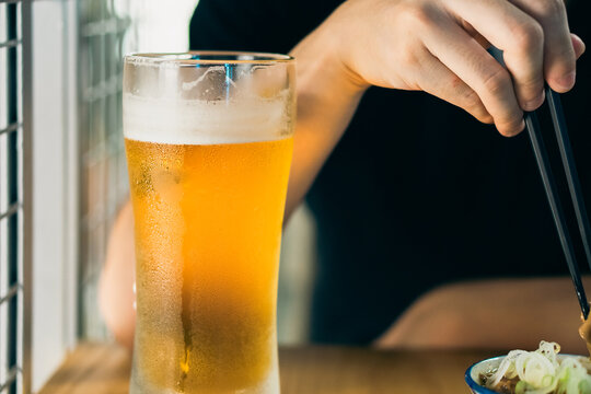 飲みかけのグラスビール	