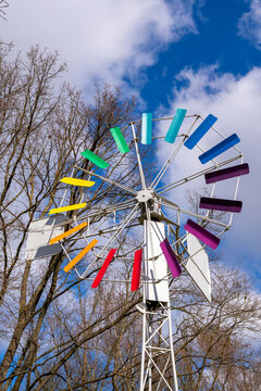 altes Windrad im Retrostil mit bunten Lamellen, G&auml;rten der Welt, Berlin, Deutschland