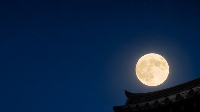 十五夜の満月 瓦屋根の上に昇る中秋の名月の夜空