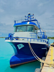 Fototapeta premium Boat docks at the pier with clear blue water and a cloudy sky during the day in a coastal area