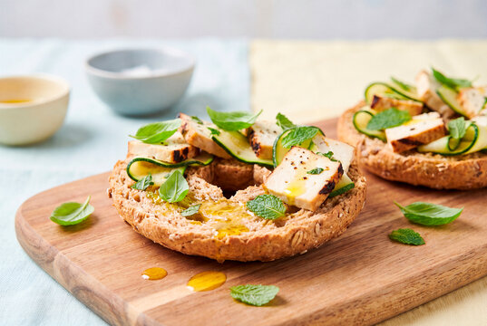 Crispy vegan friselle with tofu and zucchini
