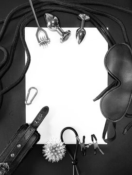 BDSM und Fetisch Zubeh&ouml;r Set mit wei&szlig;em Textfreiraum auf schwarzem Hintergrund