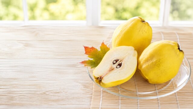 竹マットに置いたかりんの静物 断面が見える秋の果実