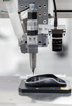 Automatic glue dispensing machine Robot holding glue syringe Injection. Robot Welding