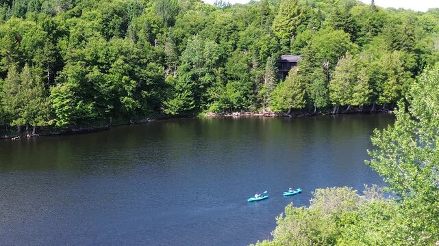 balade en kayak sur le lac en &eacute;t&eacute;, Qu&eacute;bec, Canada. Vue de la rivi&egrave;re et de la for&ecirc;t par une journ&eacute;e d'&eacute;t&eacute; ensoleill&eacute;e.
