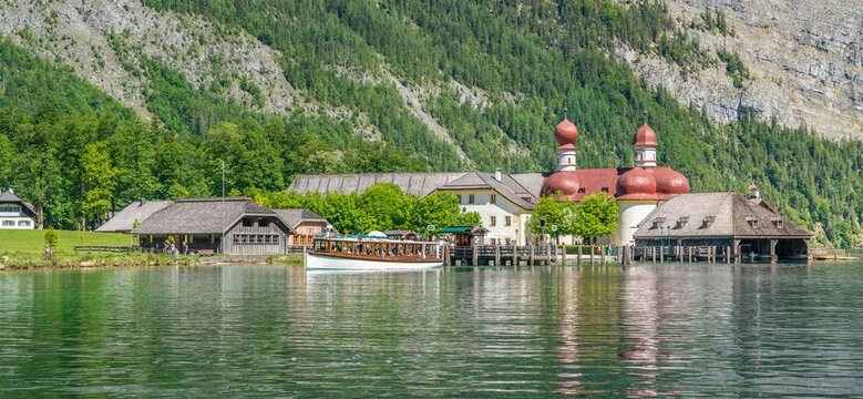 Ausflugsschiff mit Wallfahrtskirche St. Bartholom&auml; am K&ouml;nigssee im Nationalpark Berchtesgaden