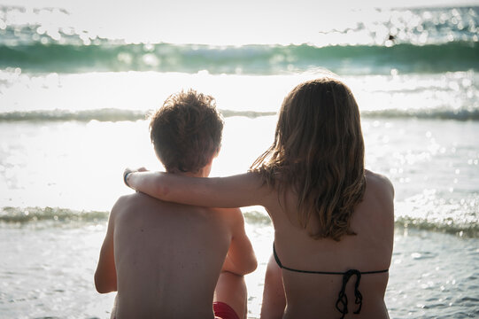 Frere et soeur qui partagent la vue de la mer
