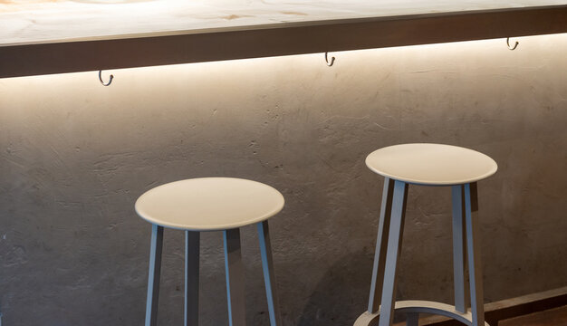 おしゃれなカフェ・バーのカウンター席　モダンなスツールが並ぶ店内の風景