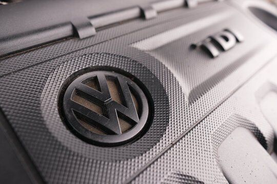 VW-Logo und TDI-Schriftzug auf der Motorabdeckung eines VW Golf VII 2.0 TDI.