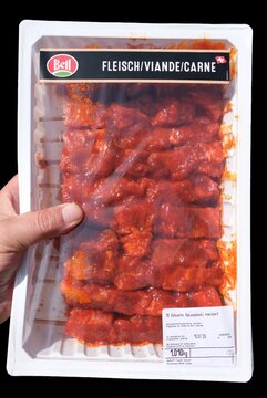 Marinierte Schweins Hals Fleisch Spiessli zum Grillieren vom Schweizer Fleisch Verarbeiter Bell, Schlieren 6 Juli 2026