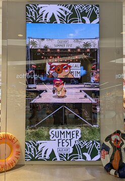 Digital signage celebrando el Summer Fest con una capibara en un escenario como un cantante, en escaparate de tienda de regalos Ale-Hop en Madrid, Espa&ntilde;a, 5 de julio de 2026
