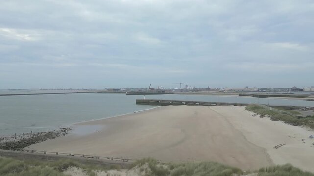 Port de Dunkerque - panoramique depuis un drone du port industriel et de la ville